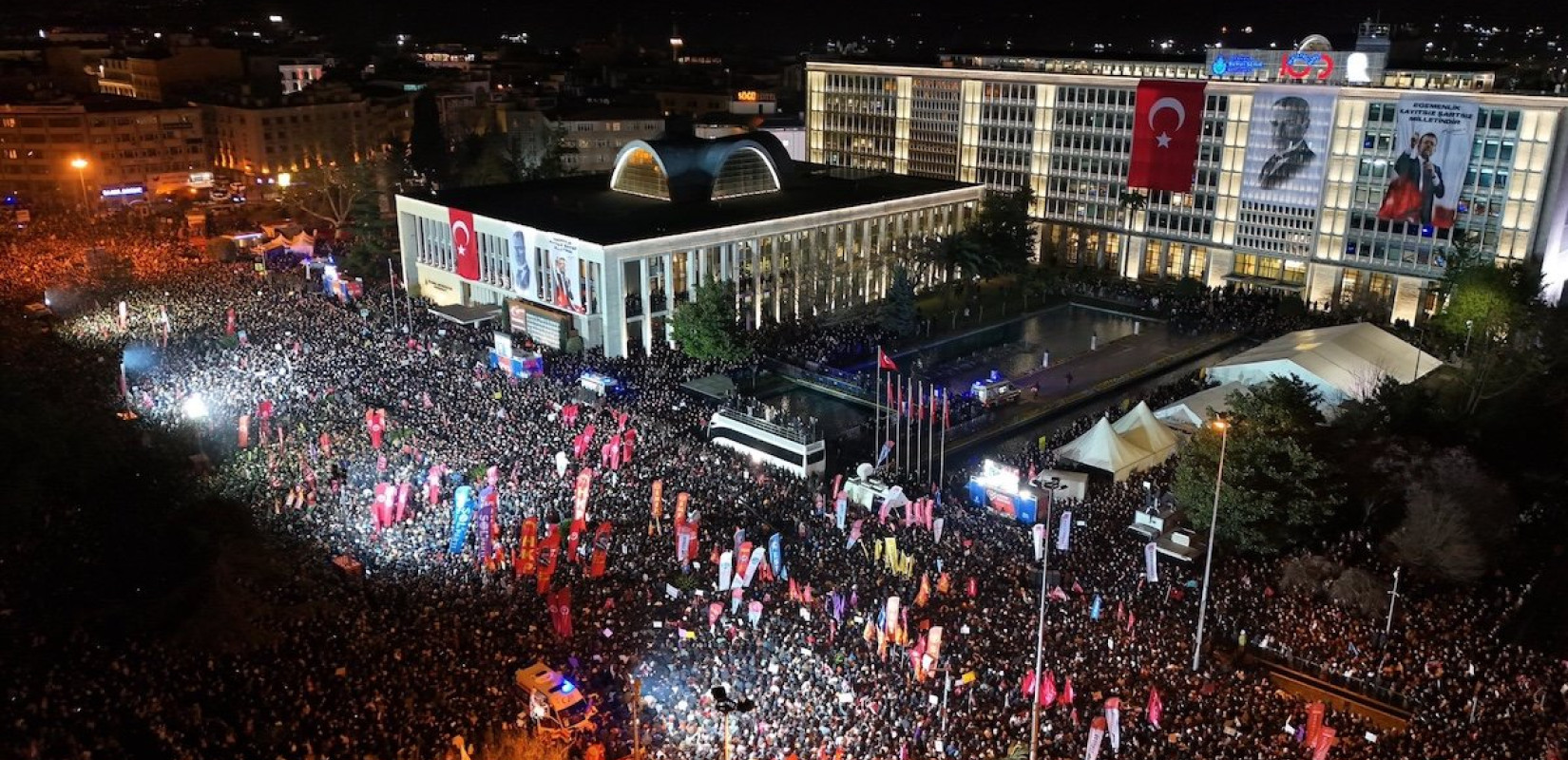 Καζάνι που βράζει η Τουρκία: Συγκεντρώνεται πλήθος εν αναμονή της απόφασης για τον Ιμάμογλου (βίντεο)