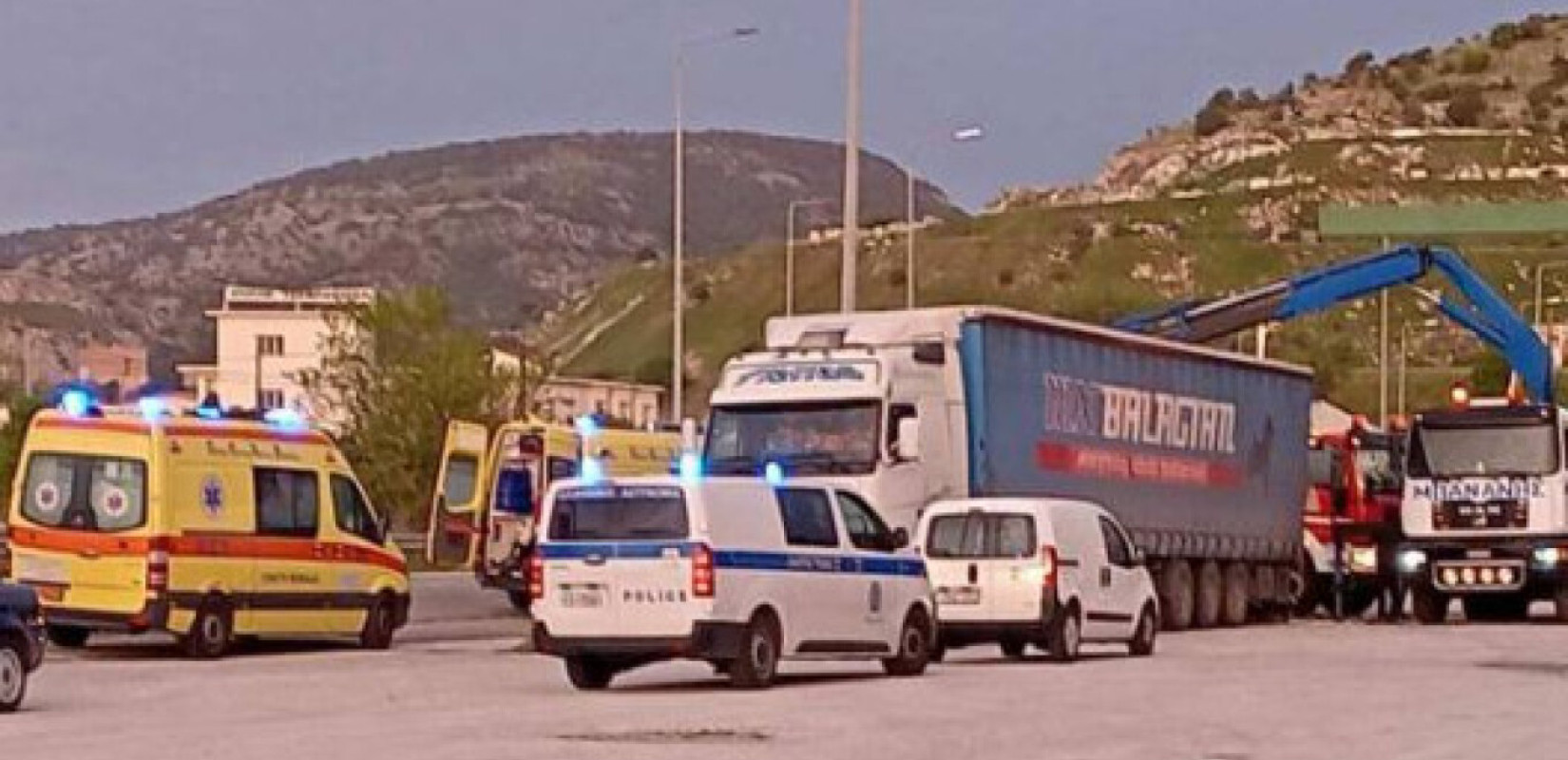 Καβάλα: Αυτοκίνητο συγκρούστηκε με φορτηγό - Στη ΜΕΘ 22χρονος που εγκλωβίστηκε