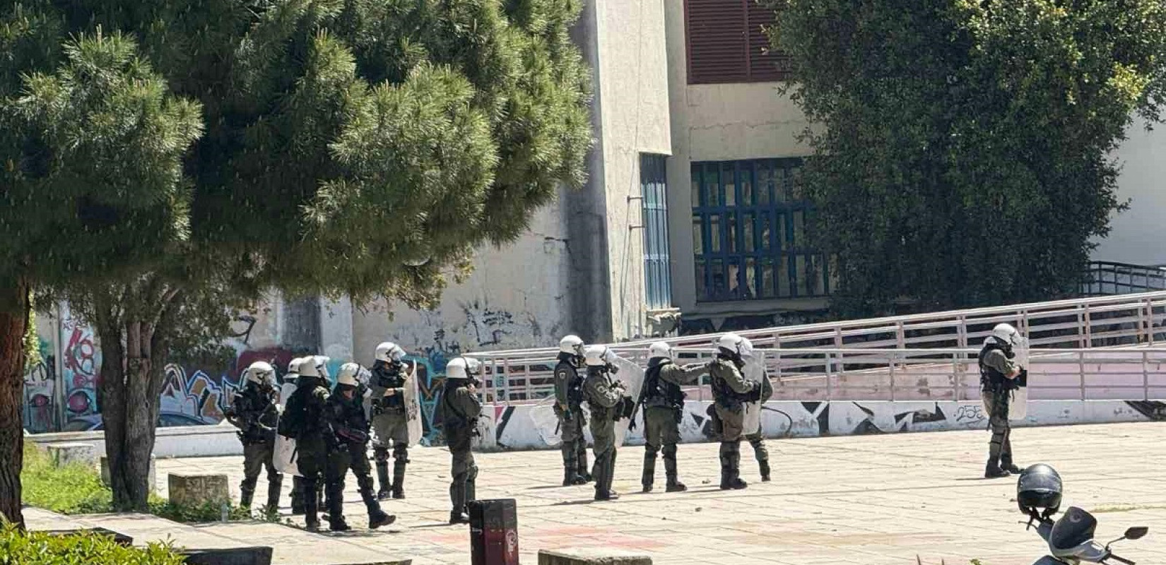 Eπεισόδια στο ΑΠΘ - Πέτρες και δακρυγόνα έξω από τη ΣΘΕ