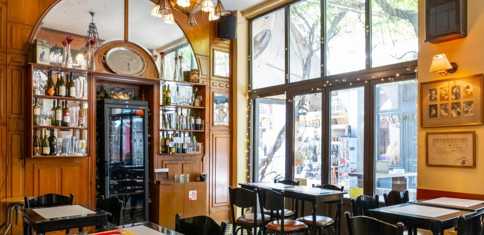 Cafe Bazaar: Το all time classic bistro, κάτω από τα γλυτσίνια της Πλατείας Άθωνος