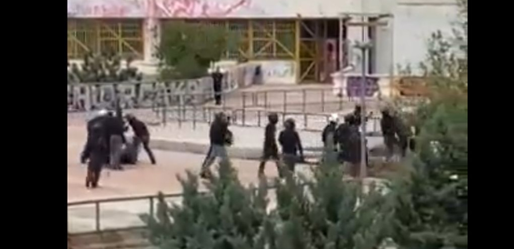 Πολυτεχνειούπολη: Στο φως βίντεο με την επίθεση στου Ζωγράφου - Έριξαν κάτω άνθρωπο και τον χτυπούσαν με κλωτσιές και μπουνιές