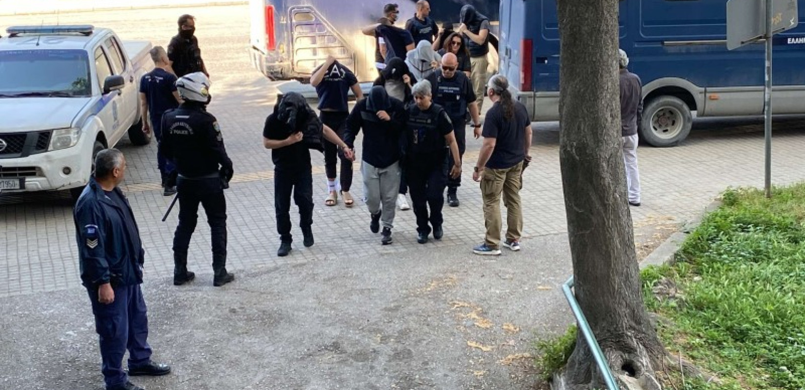 Θεσσαλονίκη: Στα δικαστήρια οι 28 συλληφθέντες για συμμετοχή σε ακροδεξιά εγκληματική οργάνωση (βίντεο)