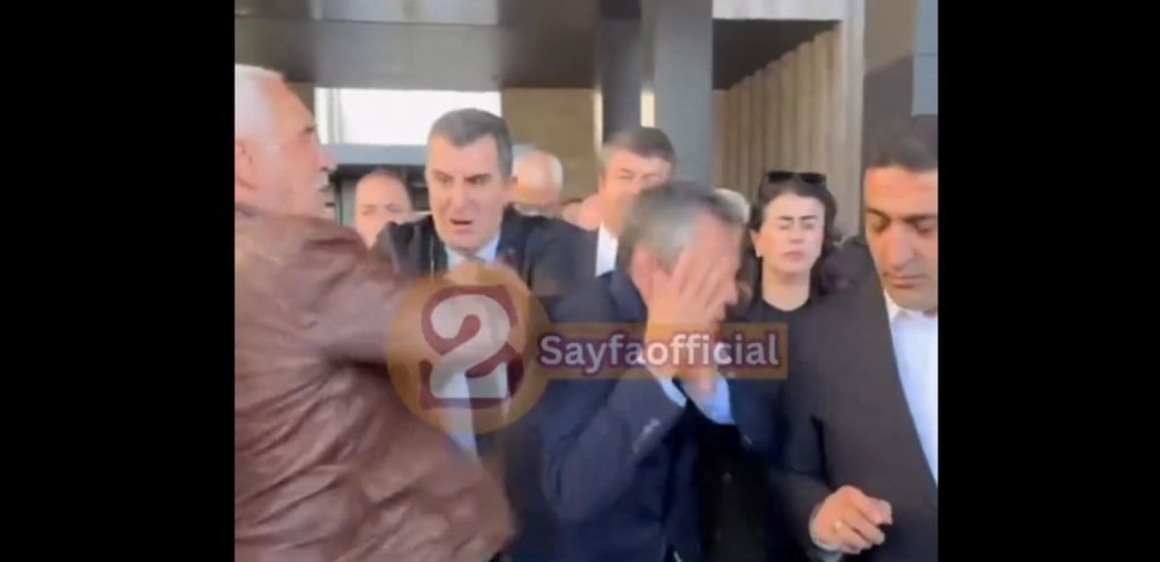 Τουρκία: Άγνωστος επιτέθηκε στον ηγέτη της αντιπολίτευσης, Ο. Οζέλ (βίντεο)