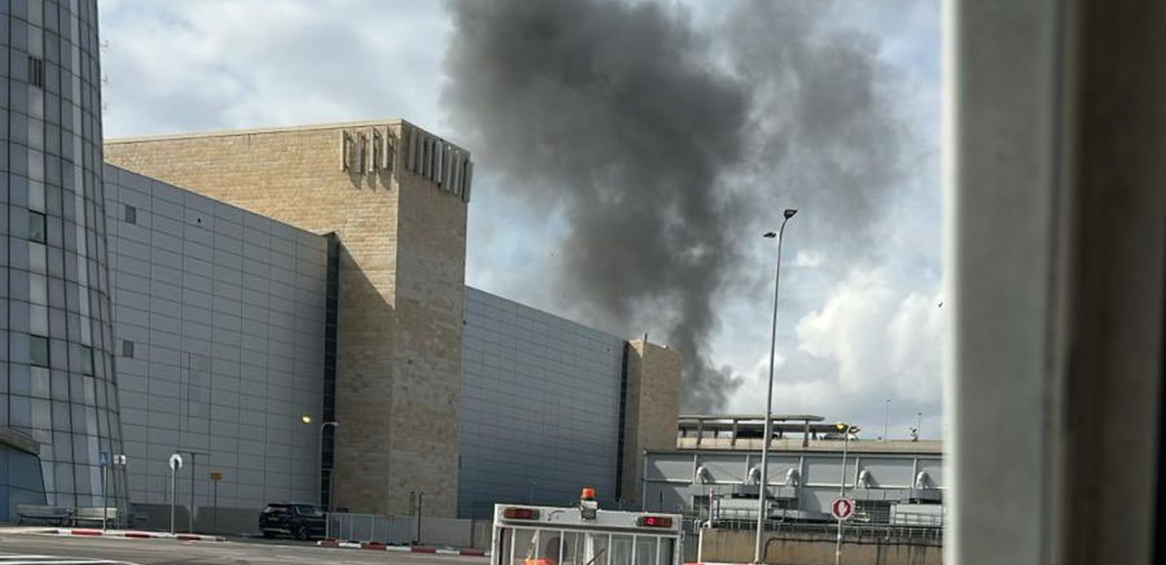 Ισραήλ: Συντρίμμια πυραύλου κοντά στο αεροδρόμιο Μπεν Γκουριόν - Απειλεί με αντίποινα το Τελ Αβίβ (βίντεο)