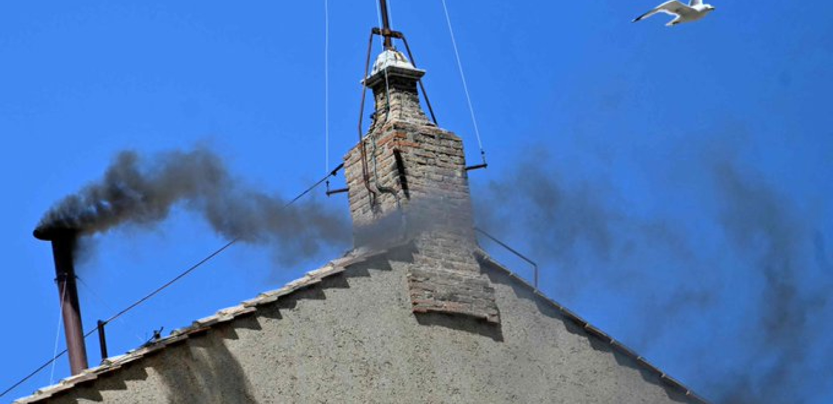 Βατικανό: Μαύρος καπνός (για δεύτερη φορά) για την εκλογή νέου Πάπα – Ακολουθούν νέες ψηφοφορίες (βίντεο)