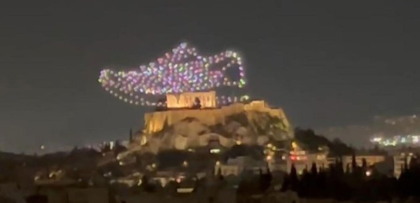 Γνωστή εταιρεία αθλητικών ειδών «διαφημίστηκε» στον ουρανό πάνω από την Ακρόπολη - Μήνυση καταθέτει το Υπουργείο Πολιτισμού (βίντεο)