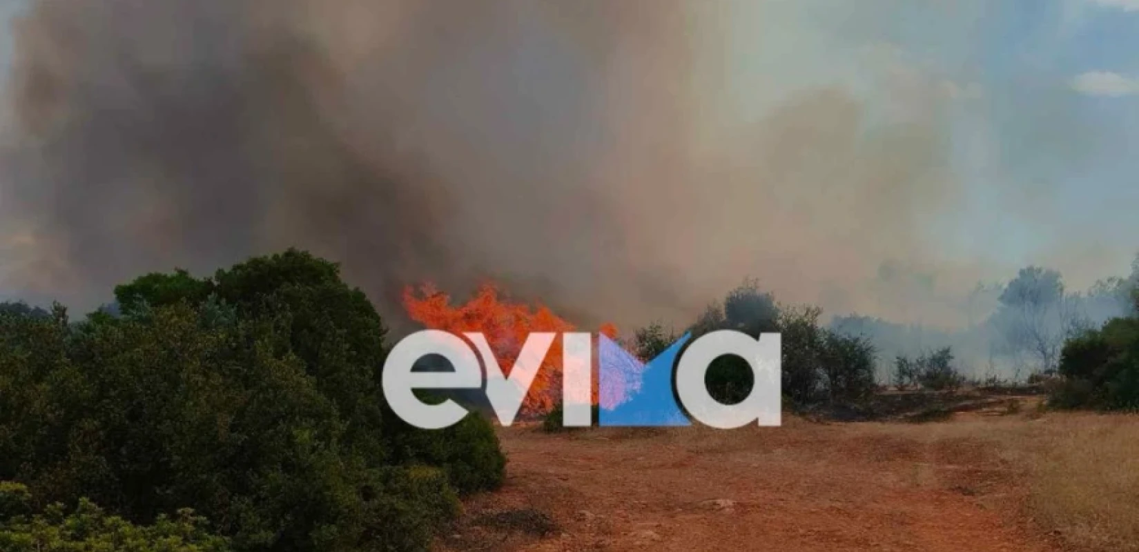 Εξαπλώνεται το μέτωπο της φωτιάς στη Ριτσώνα - Ενισχύονται οι δυνάμεις της Πυροσβεστικής