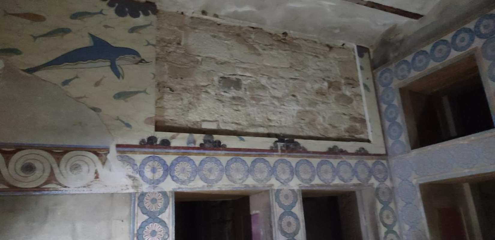 ΥΠΠΟ: Η Εφορεία Αρχαιοτήτων Ηρακλείου ολοκλήρωσε την συλλογή και απομάκρυνση των θραυσμάτων του αντιγράφου της τοιχογραφίας των Δελφινιών στην Κνωσσό