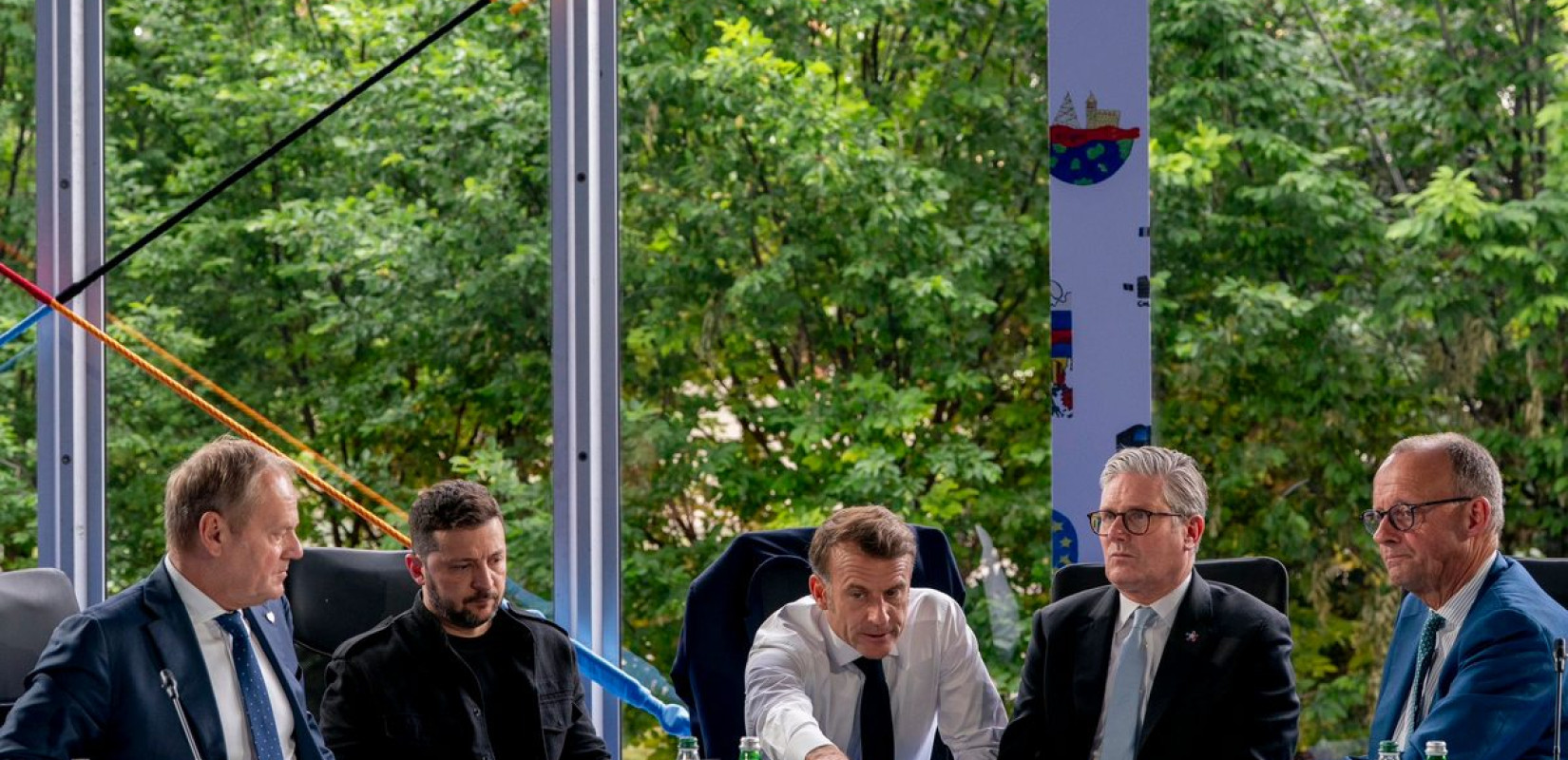Ο Μακρόν, μετά την τηλεφωνική επικοινωνία με τον Τραμπ, δηλώνει ότι η Ρωσία δεν επιθυμεί ειρήνη