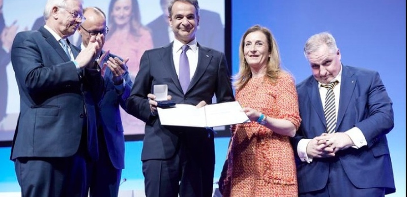 Γερμανία: Με το Χρυσό Μετάλλιο του Ιδρύματος Λούντβιχ Έρχαρτ τιμήθηκε ο Κυριάκος Μητσοτάκης για τις οικονομικές μεταρρυθμίσεις