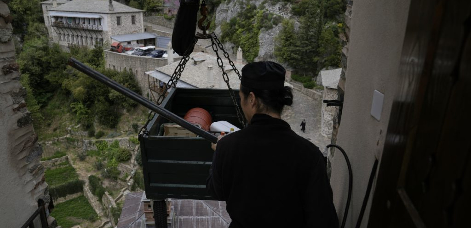 Αφιέρωμα του Associated Press στη Σιμωνόπετρα του Αγίου Όρους: Ένα μοναστήρι στην άκρη του γκρεμού υπερβαίνει τα εθνικά όρια της Ορθοδοξίας