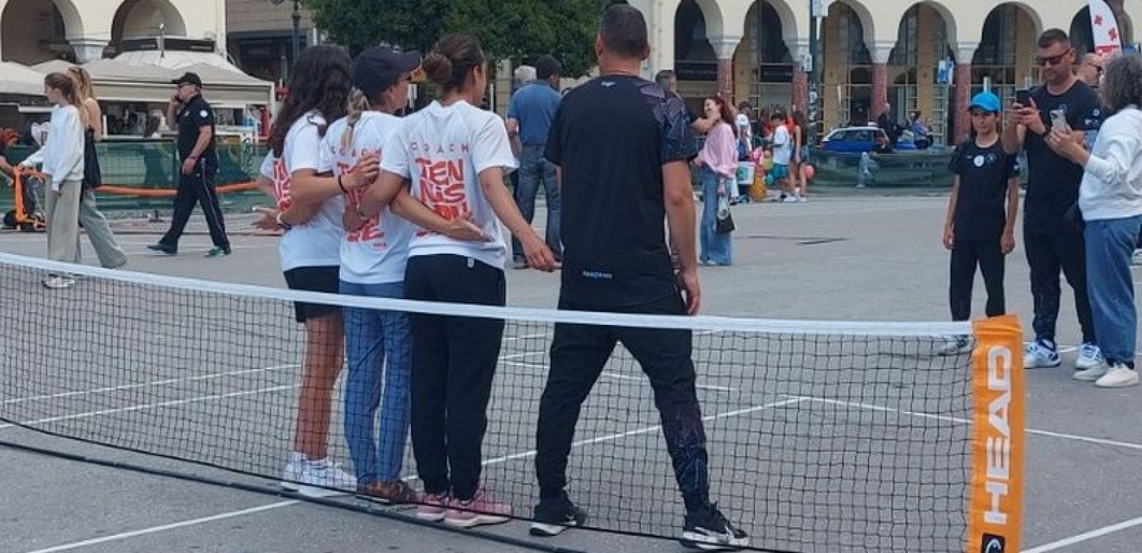 Η Θεσσαλονίκη παίζει τένις στην πλατεία Αριστοτέλους - Φιλικός αγώνας Αγγελούδη - Γιουτίκα