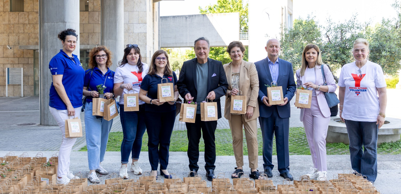 Θεσσαλονίκη: Ο Στέλιος Αγγελούδης μοίρασε φυτά για την Παγκόσμια Ημέρα Περιβάλλοντος - «H προστασία του περιβάλλοντος ξεκινά από μικρές πράξεις»