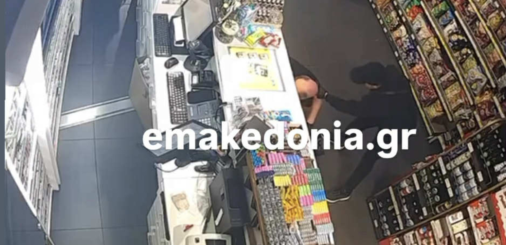 Θεσσαλονίκη: Νέο βίντεο με τον 16χρονο ληστή - Ανάγκασε υπάλληλο να κάτσει στο πάτωμα και τον απειλούσε με μαχαίρι