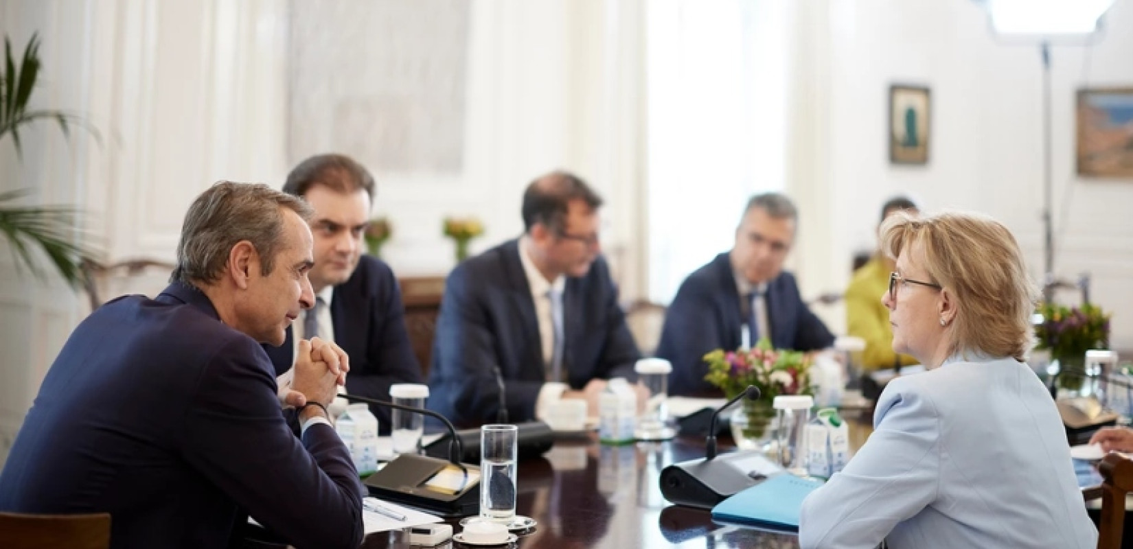 Συνάντηση Μητσοτάκη με την επίτροπο Χρηματοοικονομικών Υπηρεσιών της ΕΕ: «Η Ελλάδα έχει αφήσει οριστικά πίσω της τα δύσκολα»