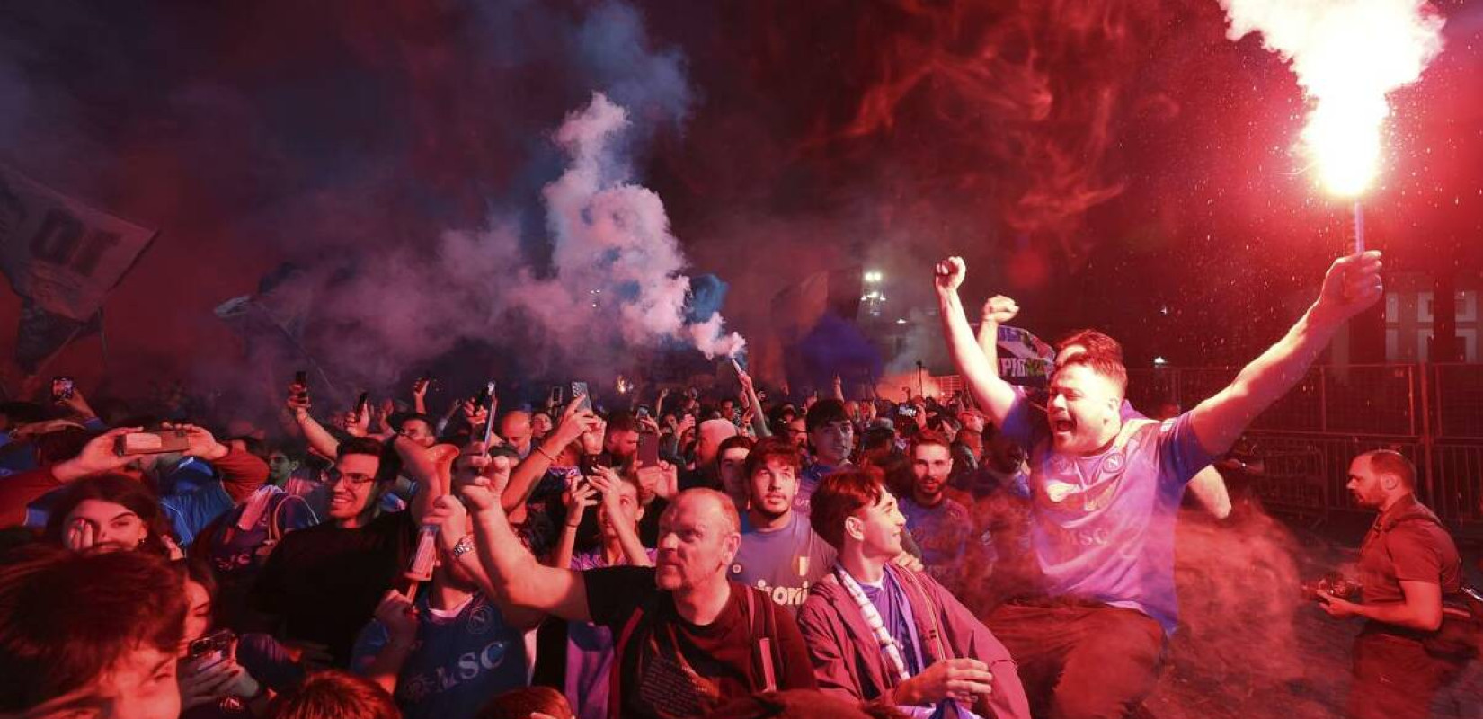 Ιταλία: Τρομερό pyroshow σε όλη την πόλη για την πρωταθλήτρια Νάπολι (βίντεο)