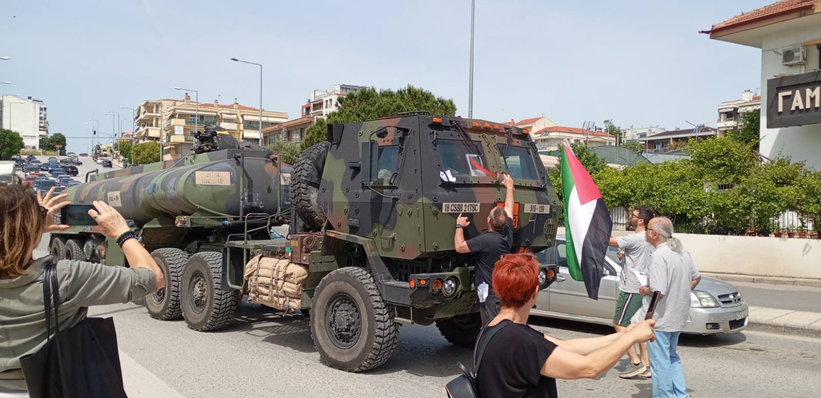 Θεσσαλονίκη: Διαδηλωτές μπλόκαραν ΝΑΤΟϊκό βυτιοφόρο στην Καλαμαριά (βίντεο)