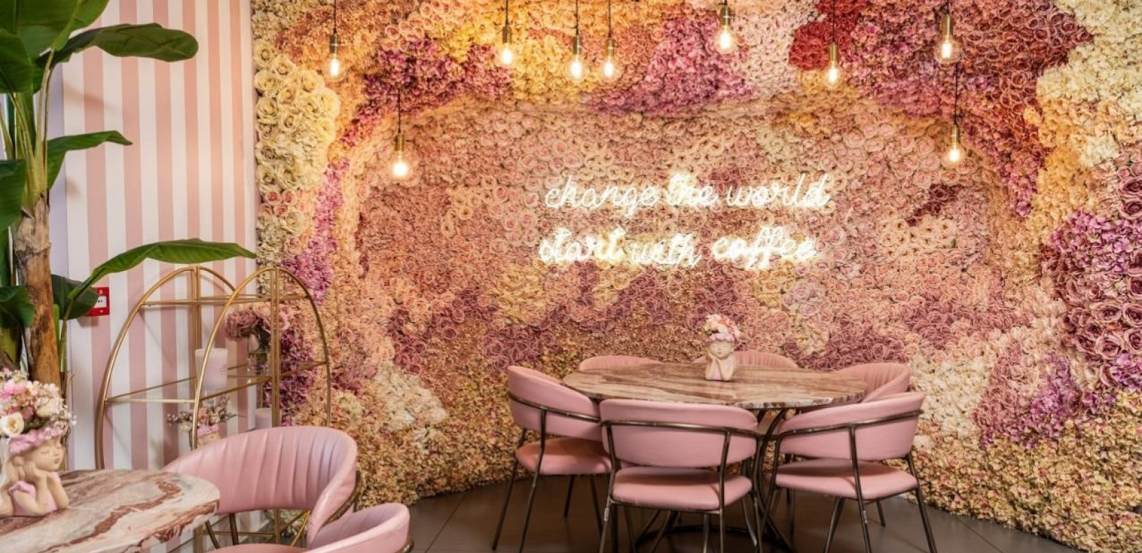 Pink Dot Cafe: Ο ροζ εξωτικός παράδεισος που φέρνει το Miami στη Θεσσαλονίκη