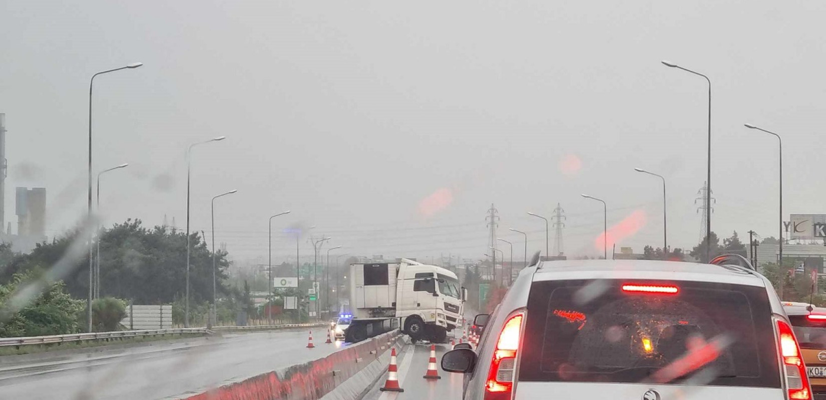 Θεσσαλονίκη: Φορτηγό εξετράπη της πορείας του και προσέκρουσε σε νησίδα (φωτ.)