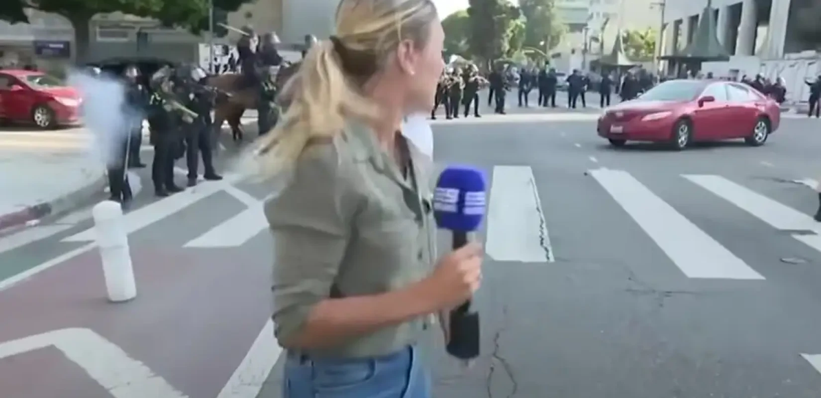 Λος Άντζελες: Η στιγμή που αστυνομικός πυροβολεί δημοσιογράφο την ώρα του ρεπορτάζ για τα επεισόδια