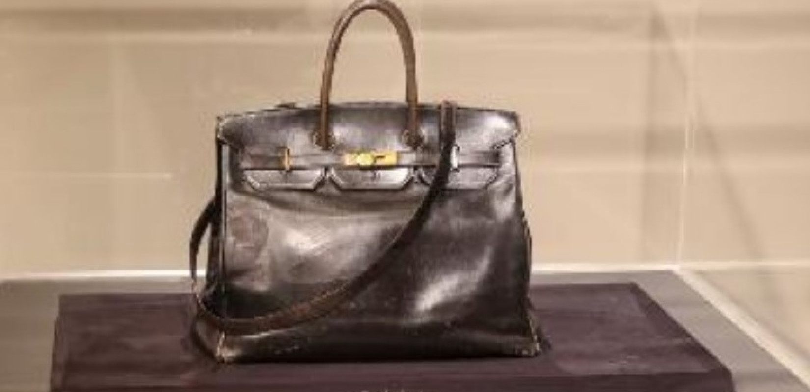 Σε δημοπρασία η αυθεντική τσάντα Birkin, που άλλαξε την ιστορία της μόδας