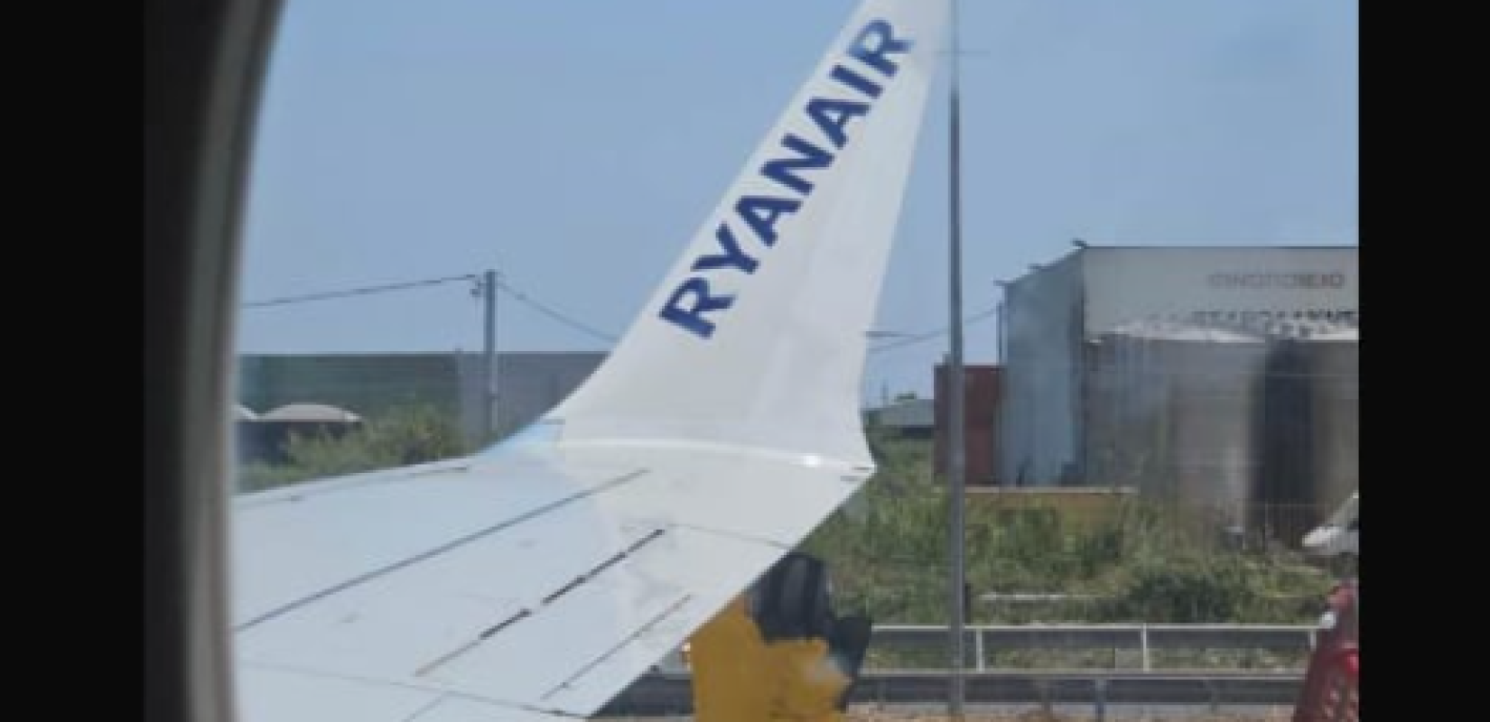 Καλαμάτα: Αναστάτωση σε πτήση από το Λονδίνο – Αεροπλάνο προσέκρουσε σε εμπόδιο μετά την προσγείωση