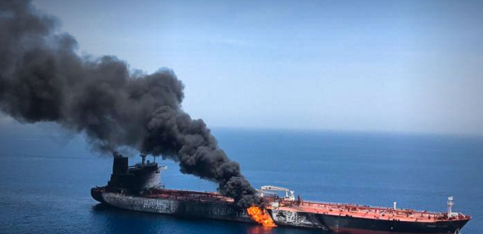 ΗΑΕ: Δύο πλοία συγκρούστηκαν κοντά στα Στενά του Oρμούζ