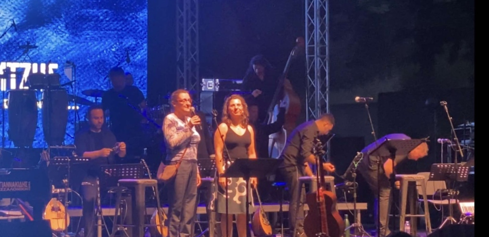 Θεσσαλονίκη: Παρέμβαση για την ανάπλαση της ΔΕΘ στη συναυλία Νταλάρα και Μάστορα - Ζήτησαν υπογραφές για δημοψήφισμα (βίντεο)