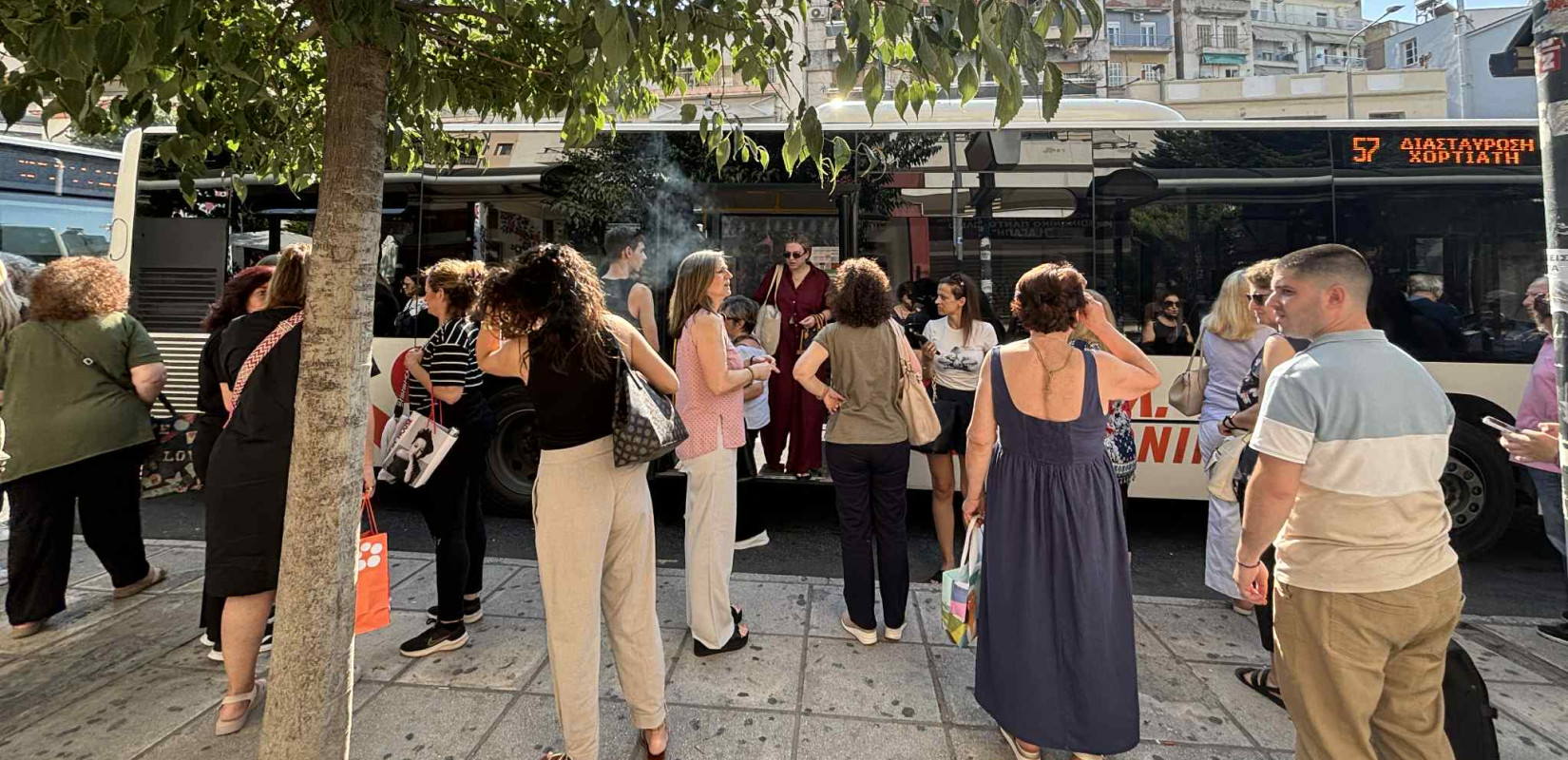 Θεσσαλονίκη: Απροειδοποίητη ταλαιπωρία σε αστικό λεωφορείο - Οδηγός κατέβασε δεκάδες επιβάτες πέντε στάσεις πριν τον τερματισμό