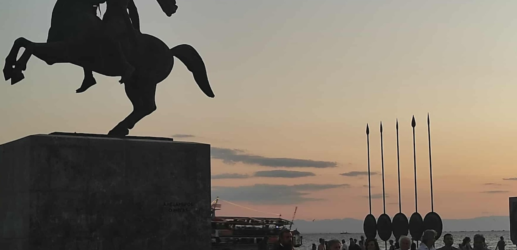 Ειδυλλιακή αυλαία για το Φεστιβάλ βιβλίου Θεσσαλονίκης με φόντο το ηλιοβασίλεμα