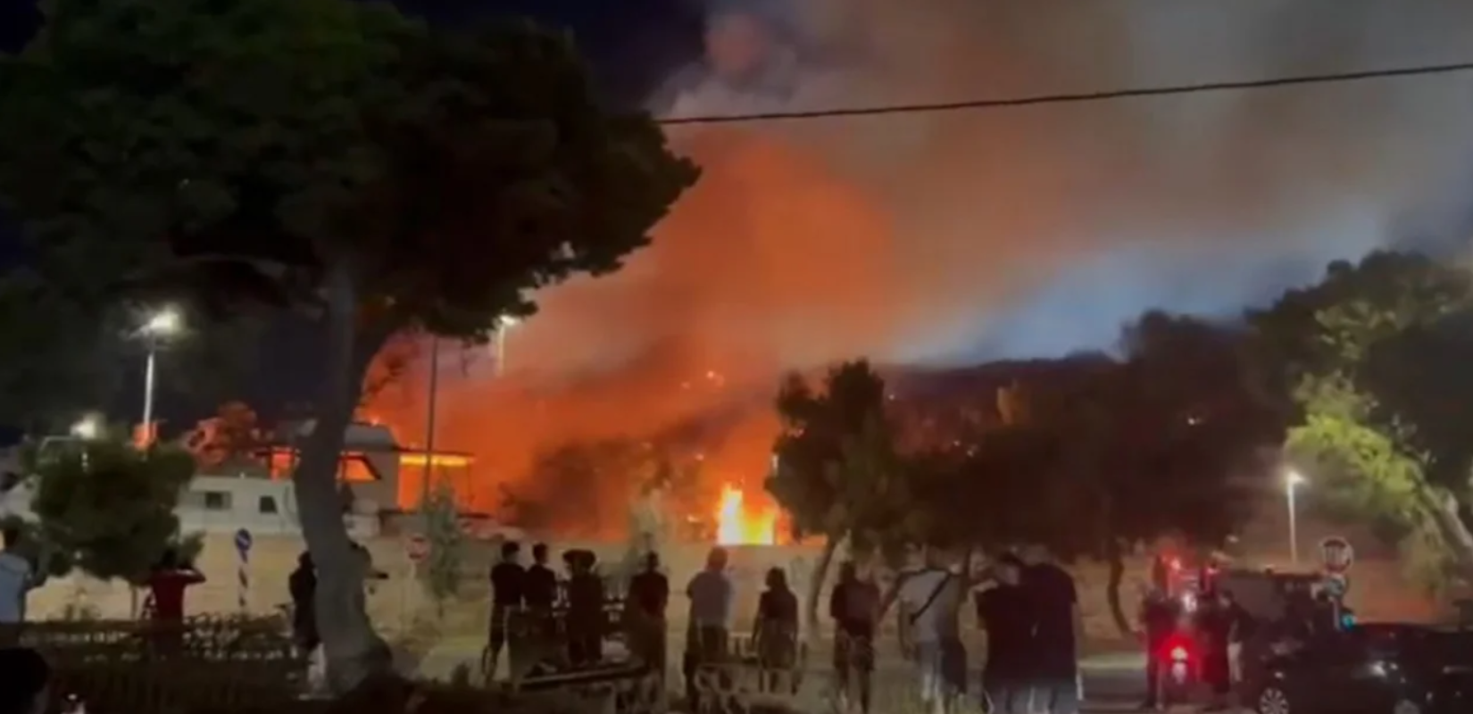 Aττική: Υπό μερικό έλεγχο η φωτιά σε πάρκινγκ σκαφών στο Γκολφ Γλυφάδας (βίντεο)