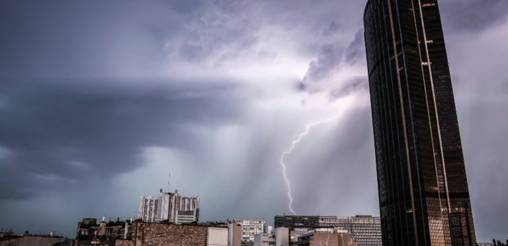 Δύο νεκροί και 17 τραυματίες στη Γαλλία από σφοδρές καταιγίδες