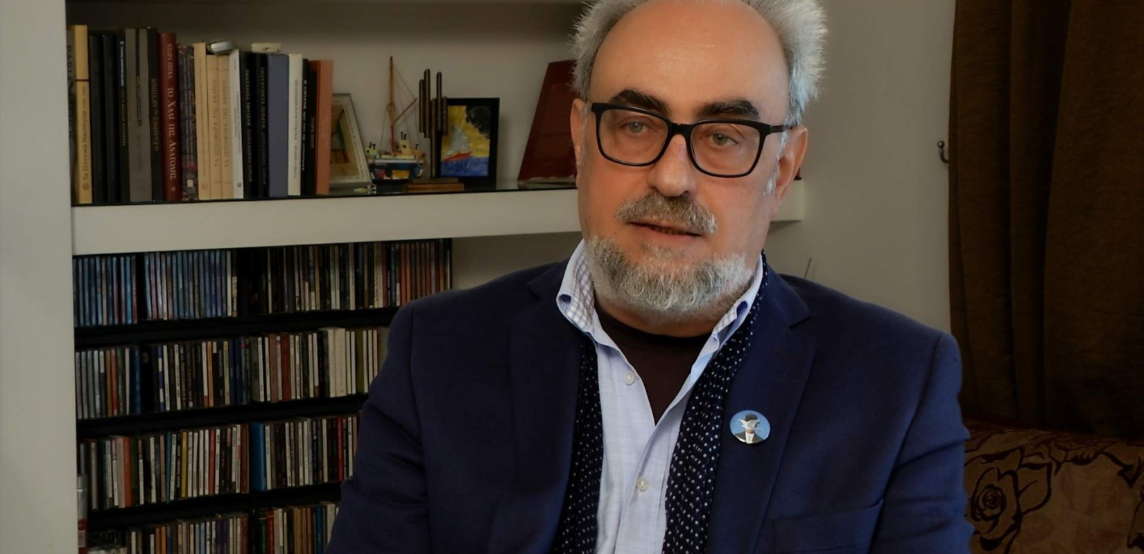 «Φάλτσα κεφαλής»: Τα 16 νέα διηγήματα του Γιώργου Σκαμπαρδώνη