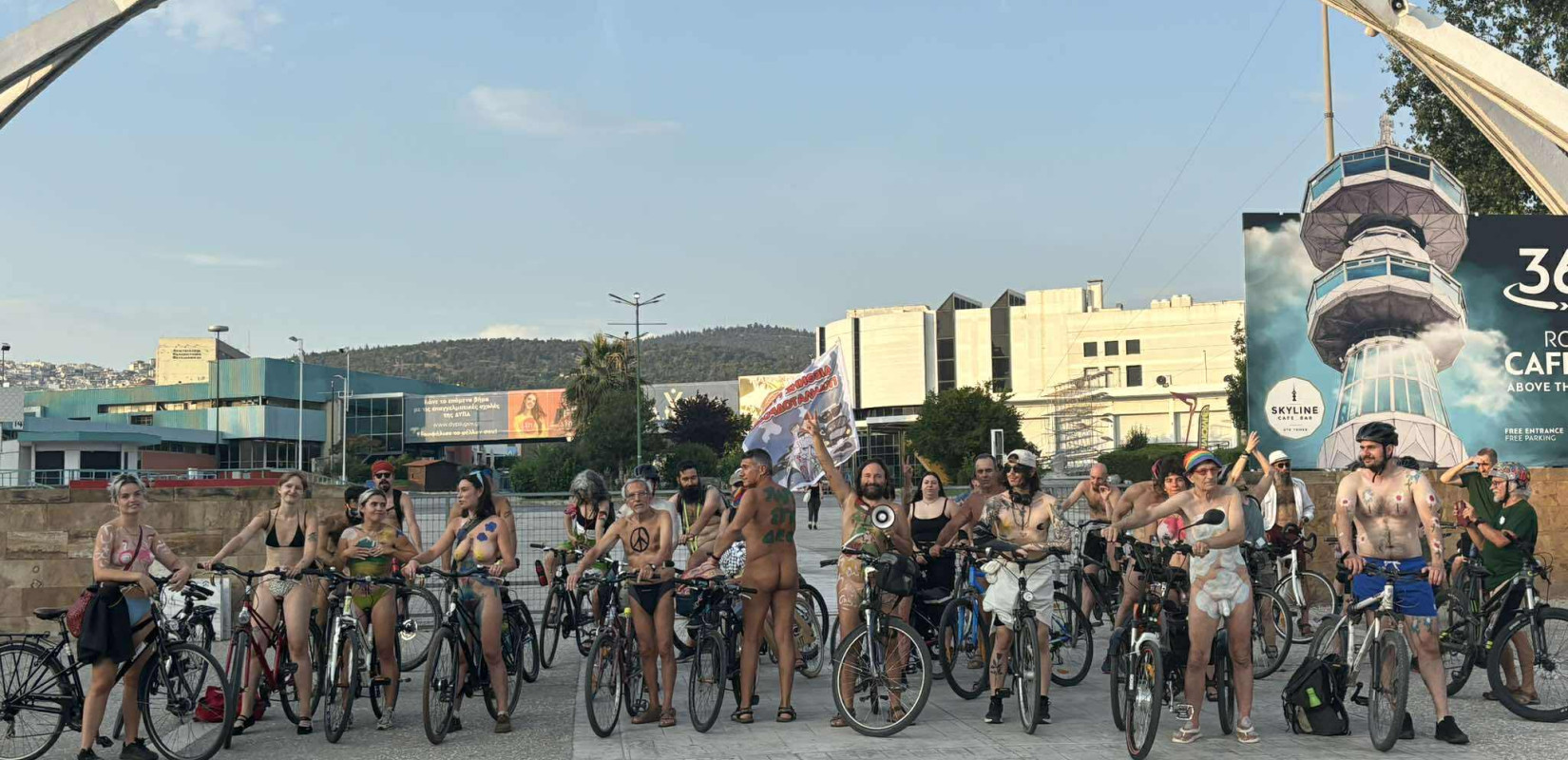 Θεσσαλονίκη: Οι γυμνοί ποδηλάτες ξανά στους δρόμους της πόλης (βίντεο)