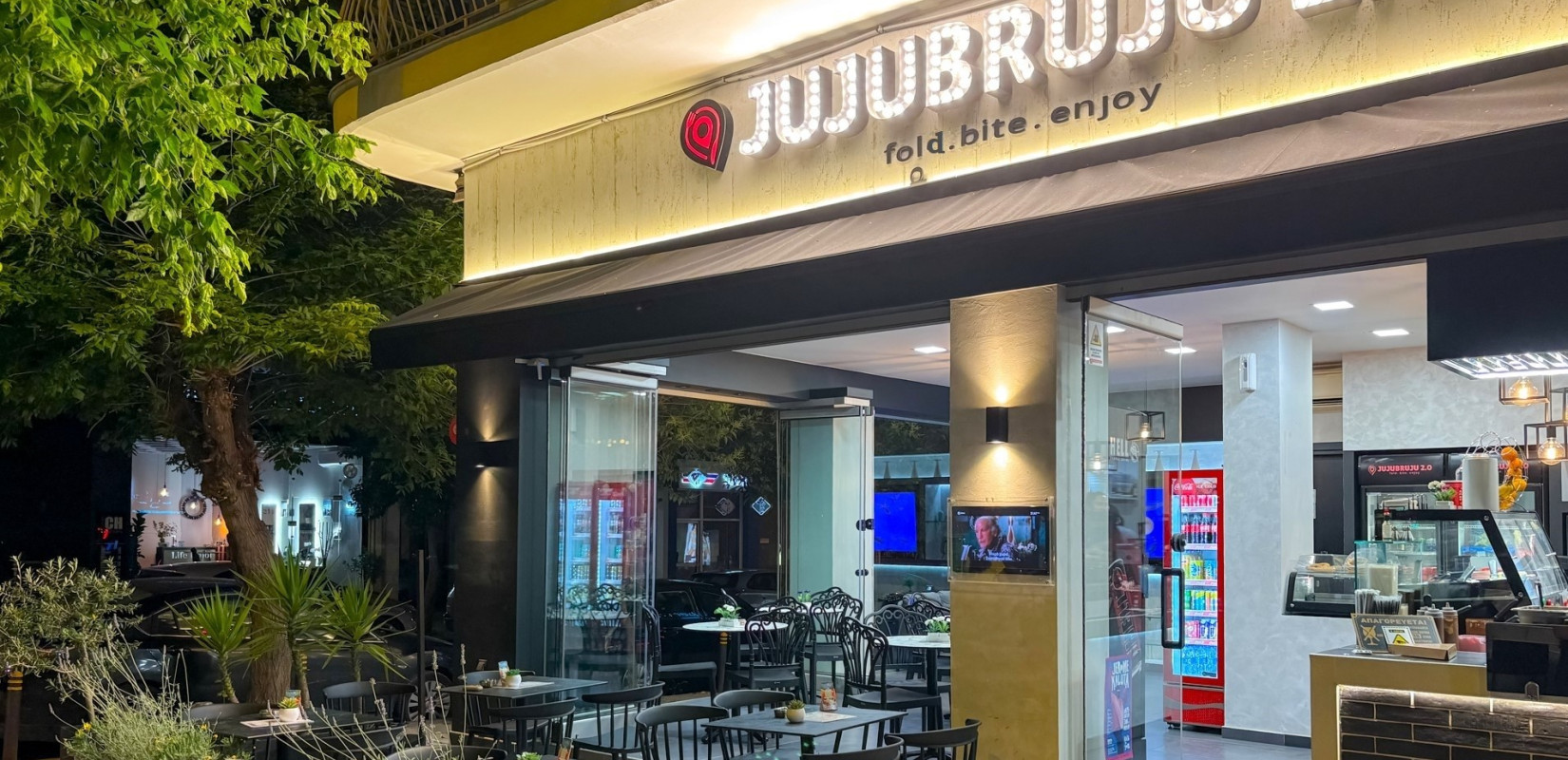 Το Juju Bruju στην ανατολική έξοδο της πόλης, είναι το ιδανικό σημείο στάσης για καφέ και all day γεύματα