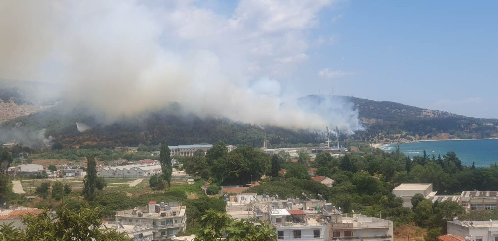 Καβάλα: Φωτιά στην Άσπρη Άμμο - Εκκενώνονται παραλίες - Απειλούνται οικισμοί (βίντεο)