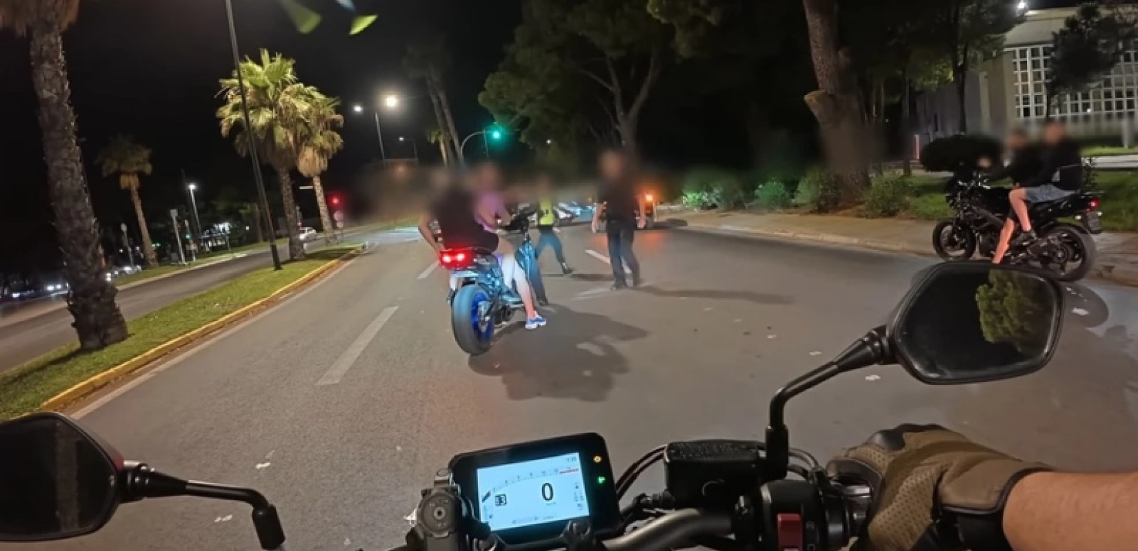 Βουλιαγμένη: Άγρια καταδίωξη μοτοσικλετιστών χωρίς κράνος - Αστυνομικός κινδύνευσε να παρασυρθεί (βίντεο)