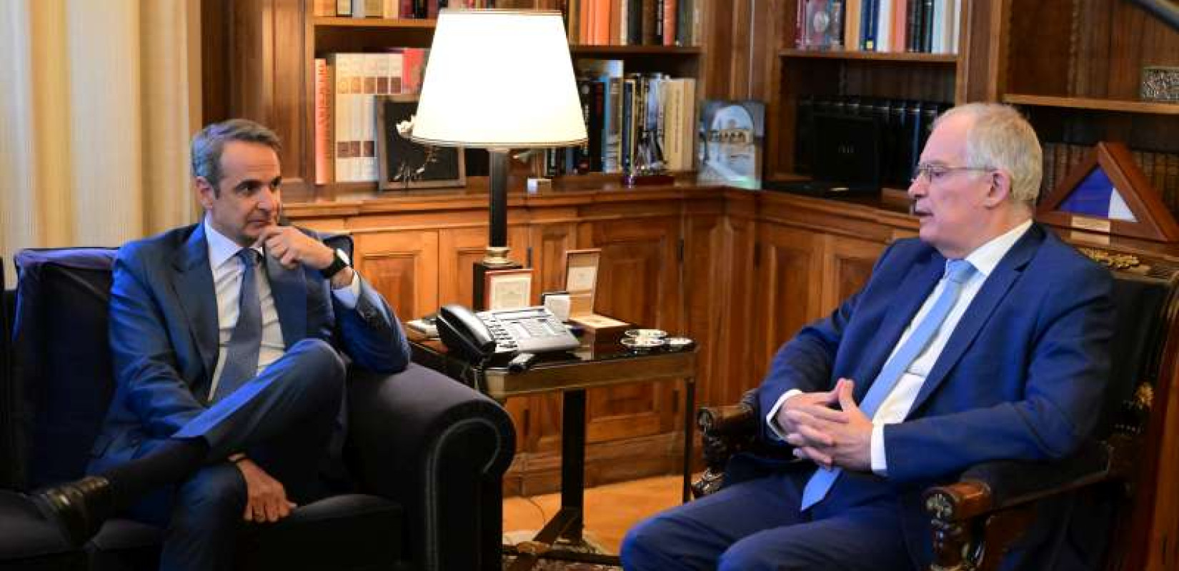 Μητσοτάκης σε Τασούλα: Πλοία του Πολεμικού Ναυτικού προληπτικά έξω από τη Λιβύη – «Δεν θα αποφασίζουν οι διακινητές ποιος μπαίνει στη χώρα»