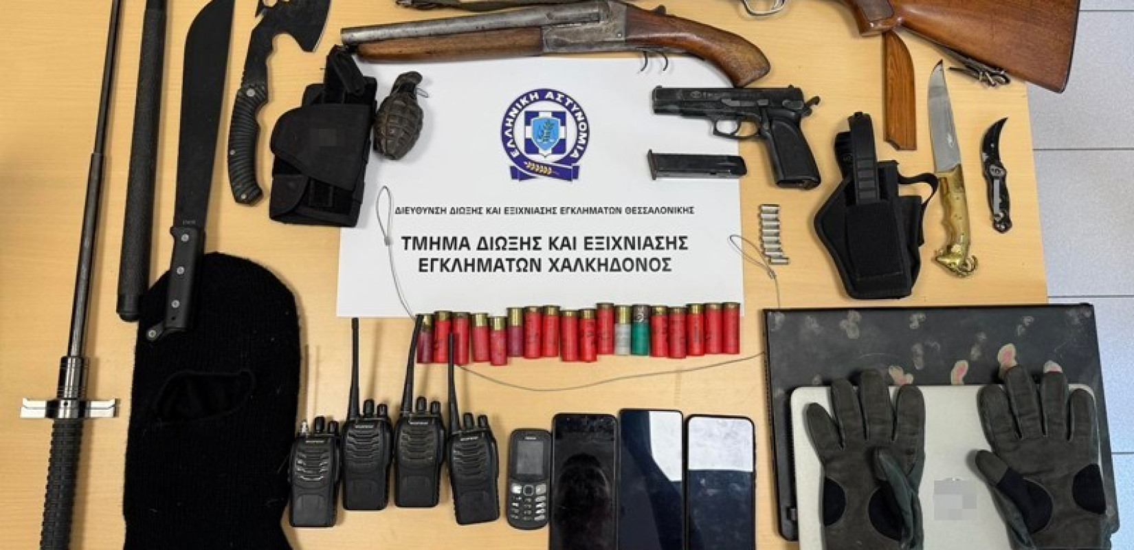 Θεσσαλονίκη: Συνέλαβαν φυγόποινο και έπεσαν πάνω σε οπλοστάσιο
