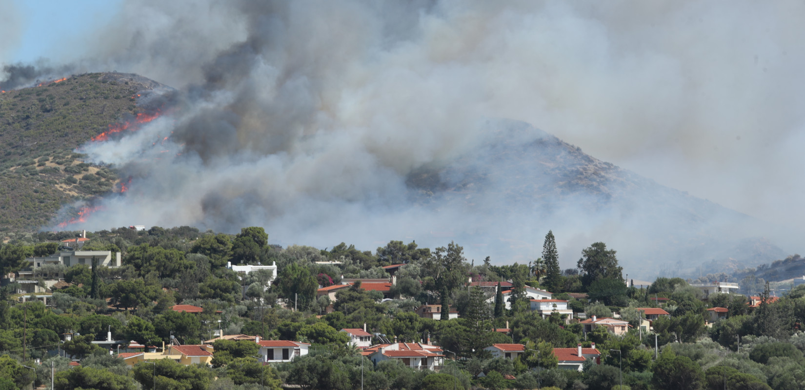 Φωτιά στην Παλαιά Φώκαια: Βελτιωμένη η εικόνα της πυρκαγιάς - Κάηκαν σπίτια και αυτοκίνητα