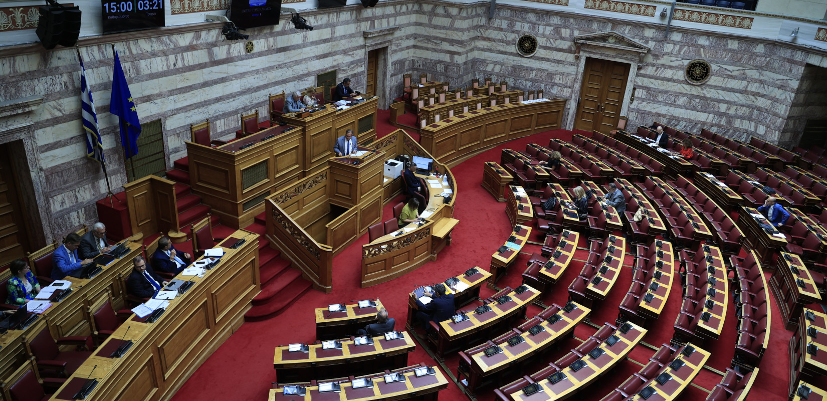 Βουλή: Ψηφίστηκε το νομοσχέδιο για την προστασία ανηλίκων από προϊόντα καπνού και αλκοόλ