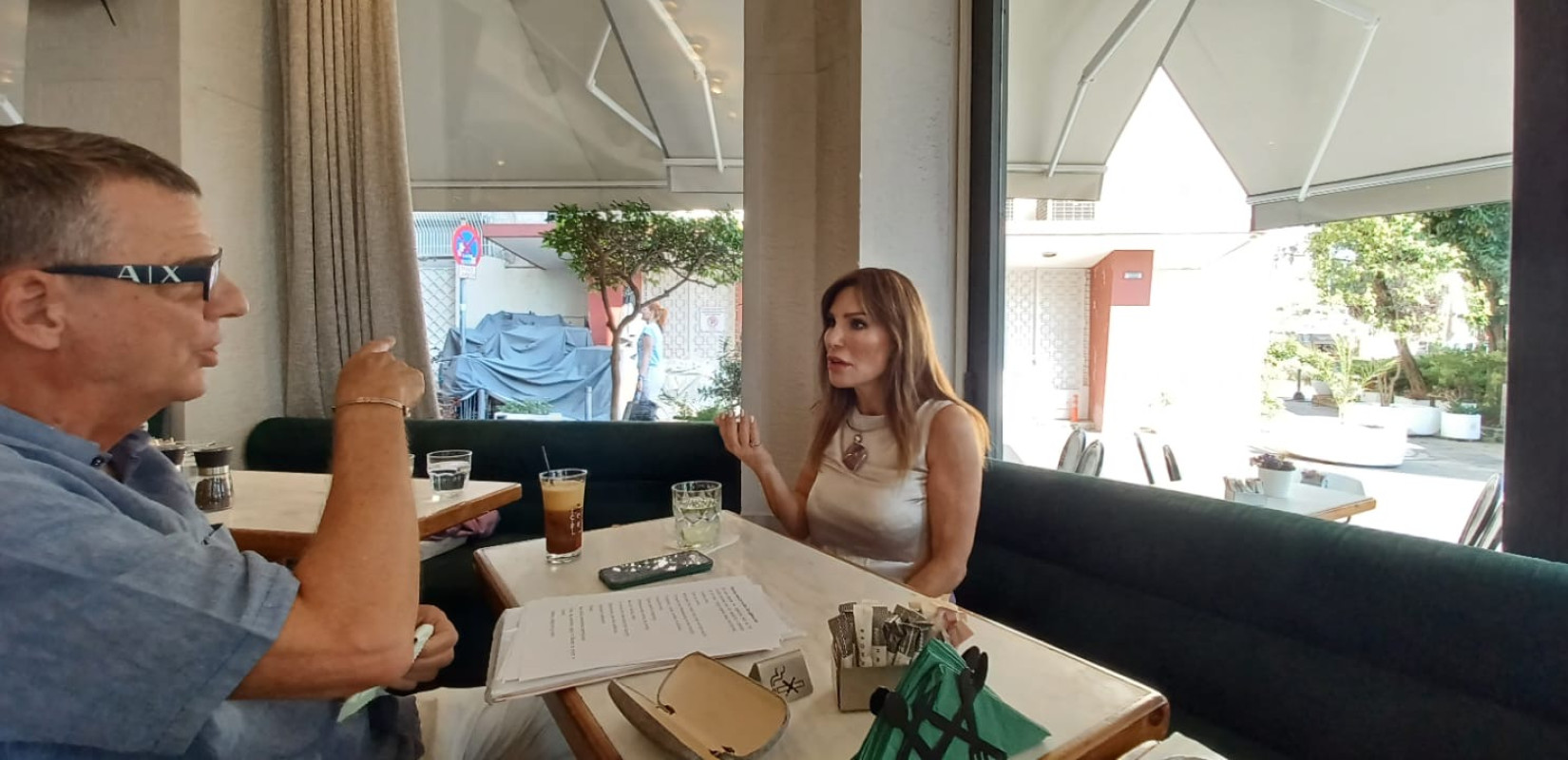 Πρωινός καφές με τη Βίκυ Χατζηβασιλείου (βίντεο)