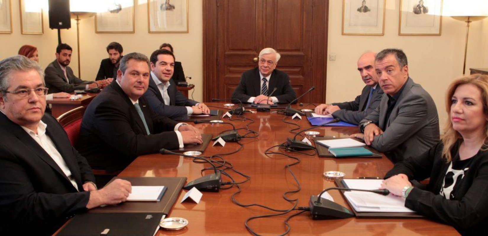 Στο φως τα πρακτικά του Συμβουλίου Πολιτικών Αρχηγών το 2015 – Οι διάλογοι, οι συναινέσεις, η διαμόρφωση «εθνικής γραμμής»