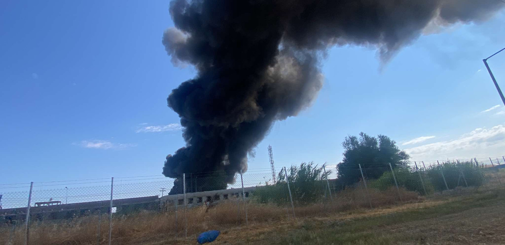 Θεσσαλονίκη: Πυροσβεστικές δυνάμεις στο εργοστάσιο ανακύκλωσης στη Σίνδο - Επιχειρούν για την πλήρη κατάσβεση