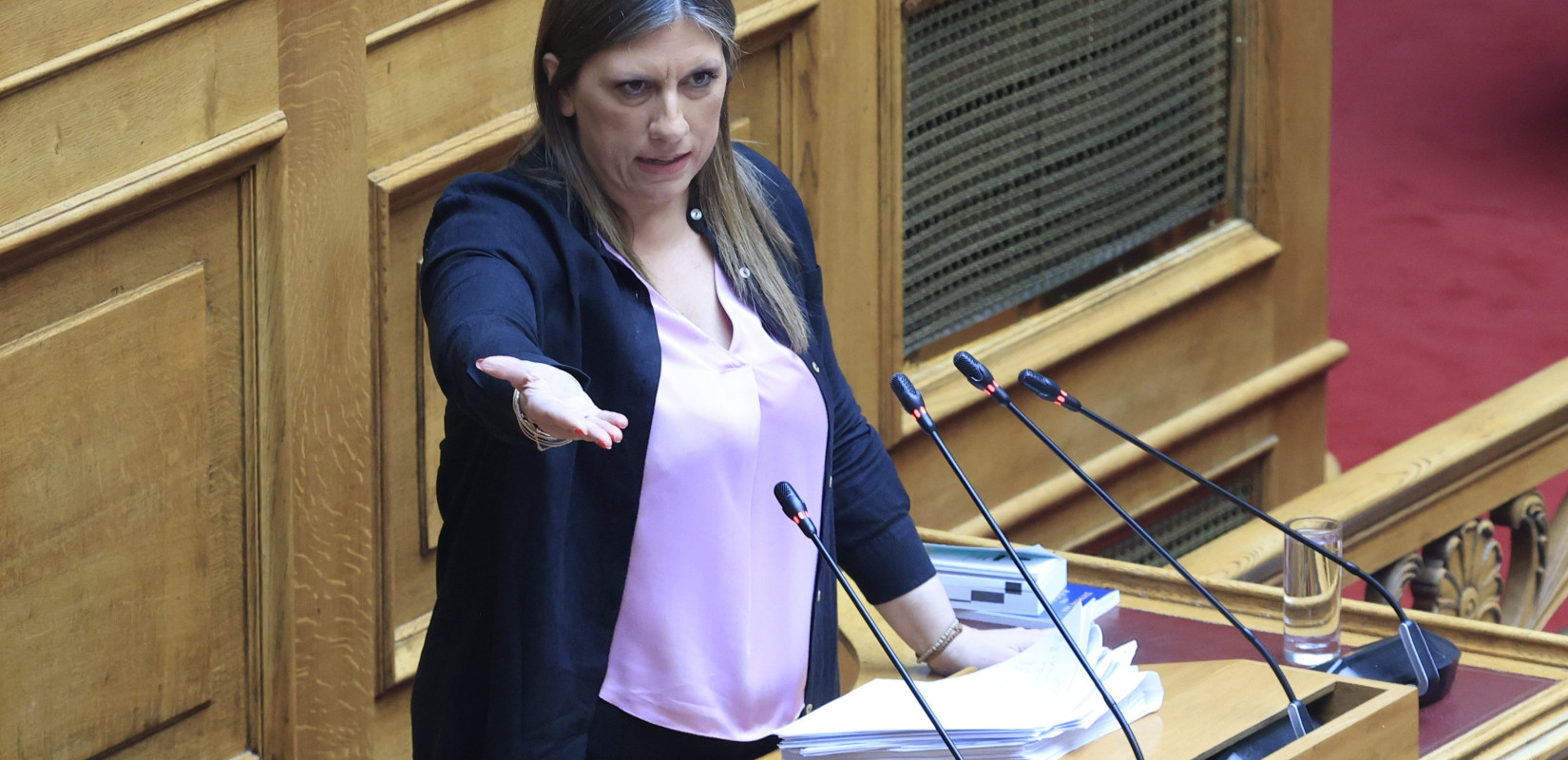 Ζ. Κωνσταντοπούλου στη Βουλή: Mίλησε 19 λεπτά αντί για 5 που προβλεπόταν, τη διέκοψαν  και απάντησε «είστε οι χειρότεροι φασίστες» (βίντεο)
