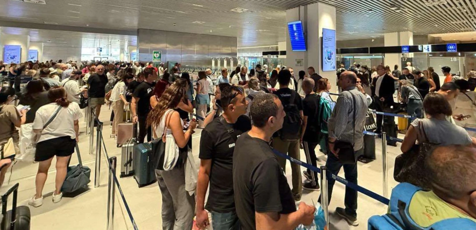 Αεροδρόμιο «Ελευθέριος Βενιζέλος»: Μεγάλος ο όγκος των επιβατών - Προβλήματα στον διαβατηριακό έλεγχο