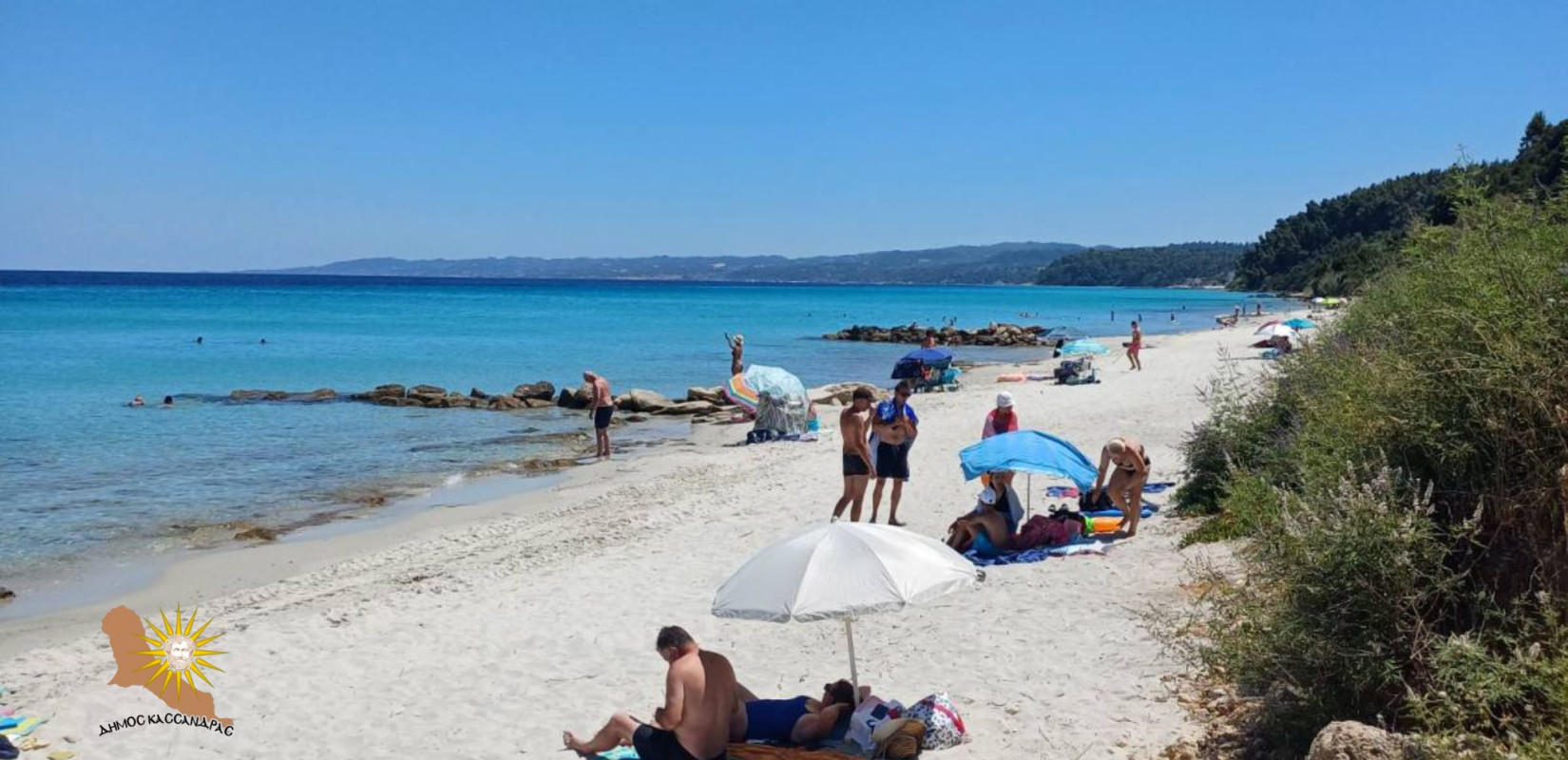 Δήμος Κασσάνδρας: Απομακρύνθηκαν σχεδόν 700 ξαπλώστρες και 300 ομπρέλες από την παραλία της Αφύτου