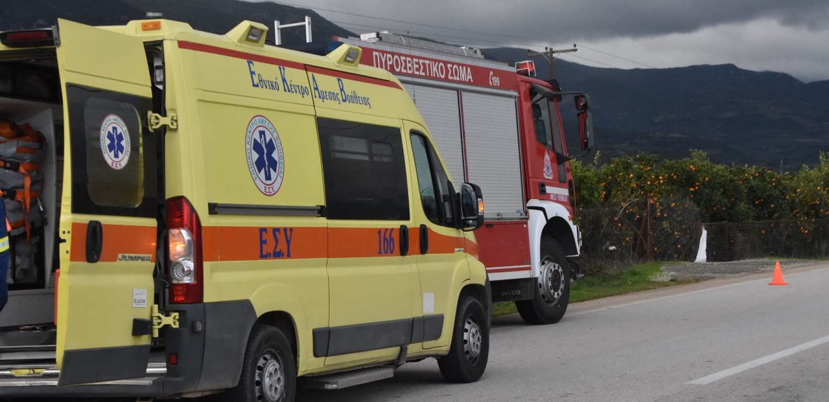 Πυροσβεστικό όχημα συγκρούστηκε με ΙΧ στην Κερατέα - Νεκρή μια 61χρονη