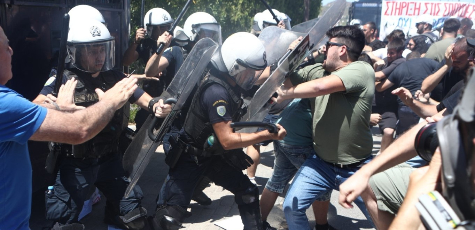 Δακρυγόνα και επεισόδια μεταξύ φοιτητών και ΜΑΤ έξω από τη Σύνοδο των Πρυτάνεων - Δείτε βίντεο