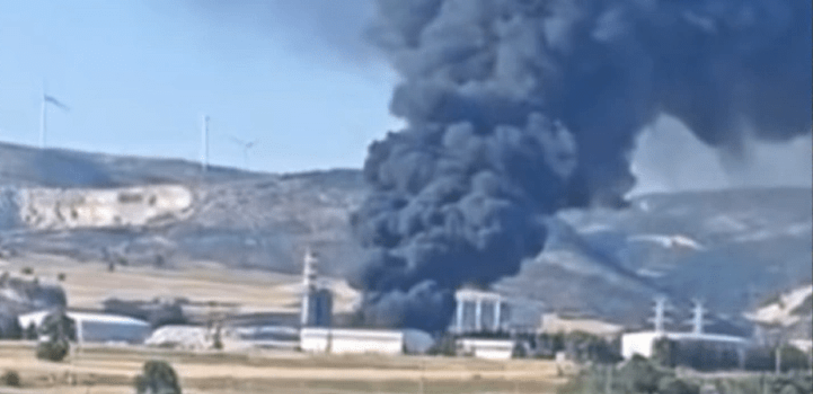 Σε πλήρη εξέλιξη η πυρκαγιά σε μονάδα ανακύκλωσης στην Αλεξανδρούπολη (βίντεο)